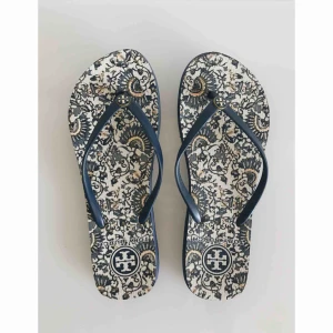  - Flip flops från Tory Burch, använda 1-2 ggr och i jättefint skick! Nypris 579kr 