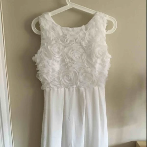  - Vit klänning med ”blommor”, i mycket fint skick då den endast är använd en gång 