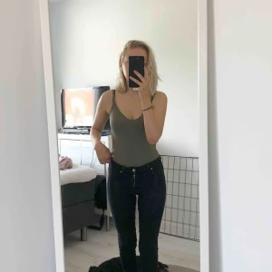  - Ribbad body från Gina Tricot.  Sparsamt använd.  20kr + frakt  