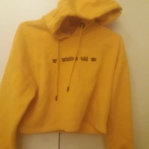  - En gul magtröja i tjockt material köpt i Spanien man kan lätt ha den utan tjocka på hösten så pass varm e den:) 