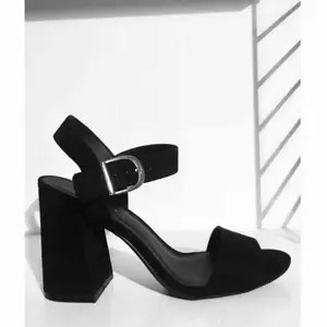 Fina svarta sandaletter från H&M. Svart mockaimitation. Storlek 36. Endast provade.   Köpare står för frakt.  Kan även hämtas i Hammarbyhöjden. 