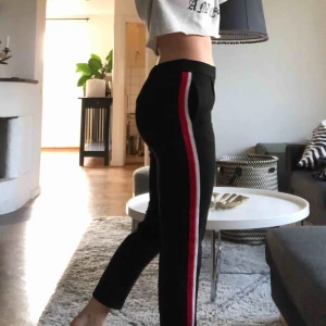 - Sjukt sköna Kostym byxor från Zara med två streck i sidan!❣️ Sparsamt använda, frakt 69kr! 