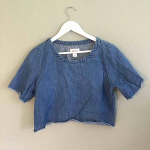  - DenimTröja från monki med fransar i kanterna. slutar lite över naveln på en som är 170.