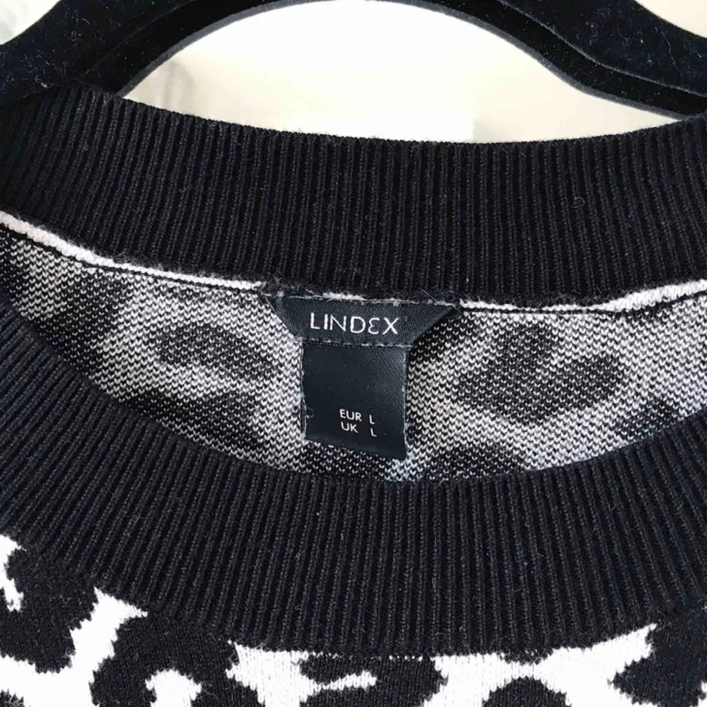 Supersnygg leo-tshirt från Lindex i storlek L. Snygg som lite oversize på en S! Knappt använd så i bra skick. Frakt ingår!. T-shirts.