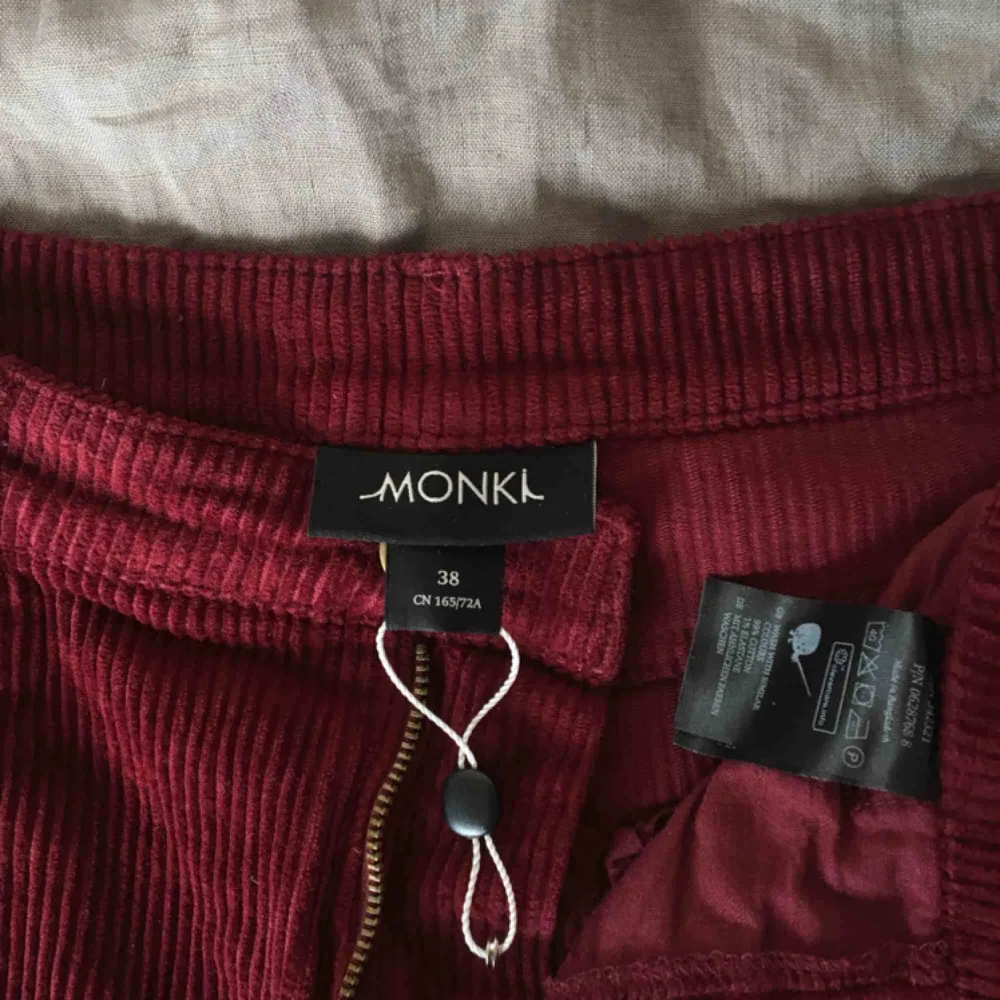 Jättebekväma manchesterbyxor från monki, använda några gånger men för sällan för att behålla så de är i gott skick! . Jeans & Byxor.