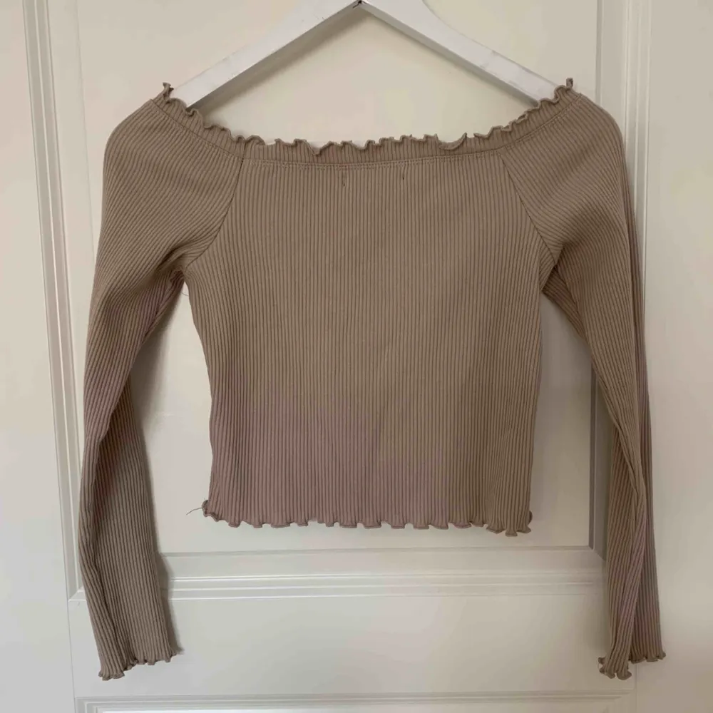 En fin off shoulder och magtröja i färgen beige!  Säljer pga använder ej!  Om det behövs frakt står köparen för kostnaden!  😊. Toppar.