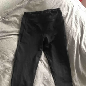  - Vanliga svarta tränings tights aldrig använda för stora för mig.. pris lapp kvar. FRAKT INGÅR