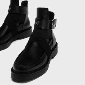  - Helt nya skinboots från Zara. Aldrig använda! Supersnygga och moderna.  Säljer pga fel storlek.
