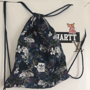  - Gympakasse från Adidas!!! Köparen står för frakt<3