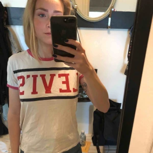  - En älskad tröja från Levi's! Inköpt sommaren 2018.  Säljes pga flytt.   Möts gärna upp i Göteborg!   Frakt tillkommer :) 