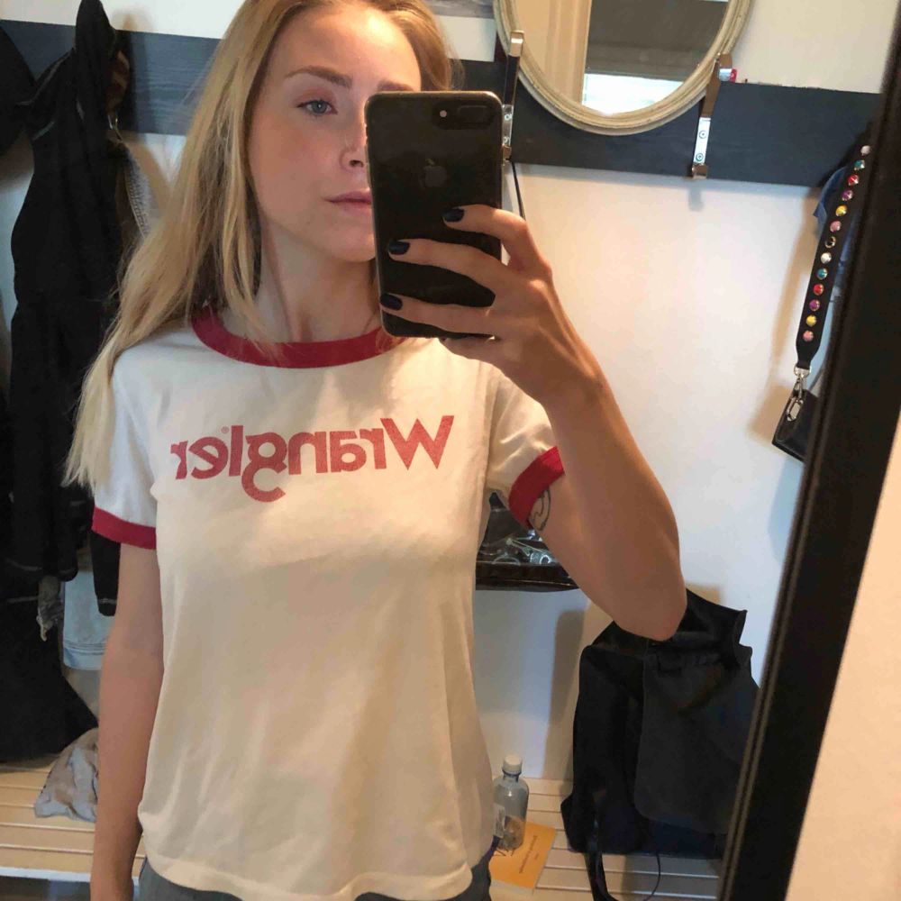Jättefin tröja från Wrangler! Inköpt sommaren 2018.  Säljes pga flytt!   Möts gärna i Göteborg!   Frakt tillkommer :). T-shirts.