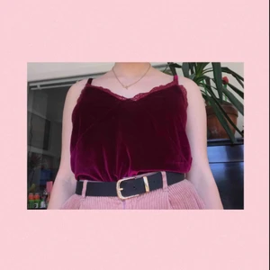  - Ett jättefint linne i en underbar färg från nly trend! Perfekt till sommaren;) Aldrig använd och därför i nyköpt skick! Frakten är 36kr