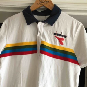  - Äldre Diadora tenniströja / pike. Mycket fint skick. Aningen tight fit. Kan hämtas i Uppsala eller skickas mot fraktkostnad 