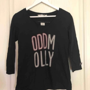  - Jättefin Odd Molly tröja som har fina detaljer på både fram ochbaksida!