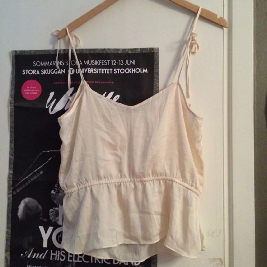 Topp från H&M. Lappen är bortklippt. Knappt använd.