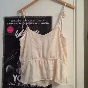 Topp från H&M. Lappen är bortklippt. Knappt använd. - Topp från H&M. Lappen är bortklippt. Knappt använd.