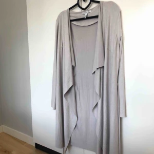  - En oanvänd tröja från NELLY. Den är i ett tunt mockaimitation, rep i midjan. Köparen betalar frakt. 