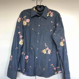  - Knappt använd jeansskjorta från Gant. Köparen betalar frakt 