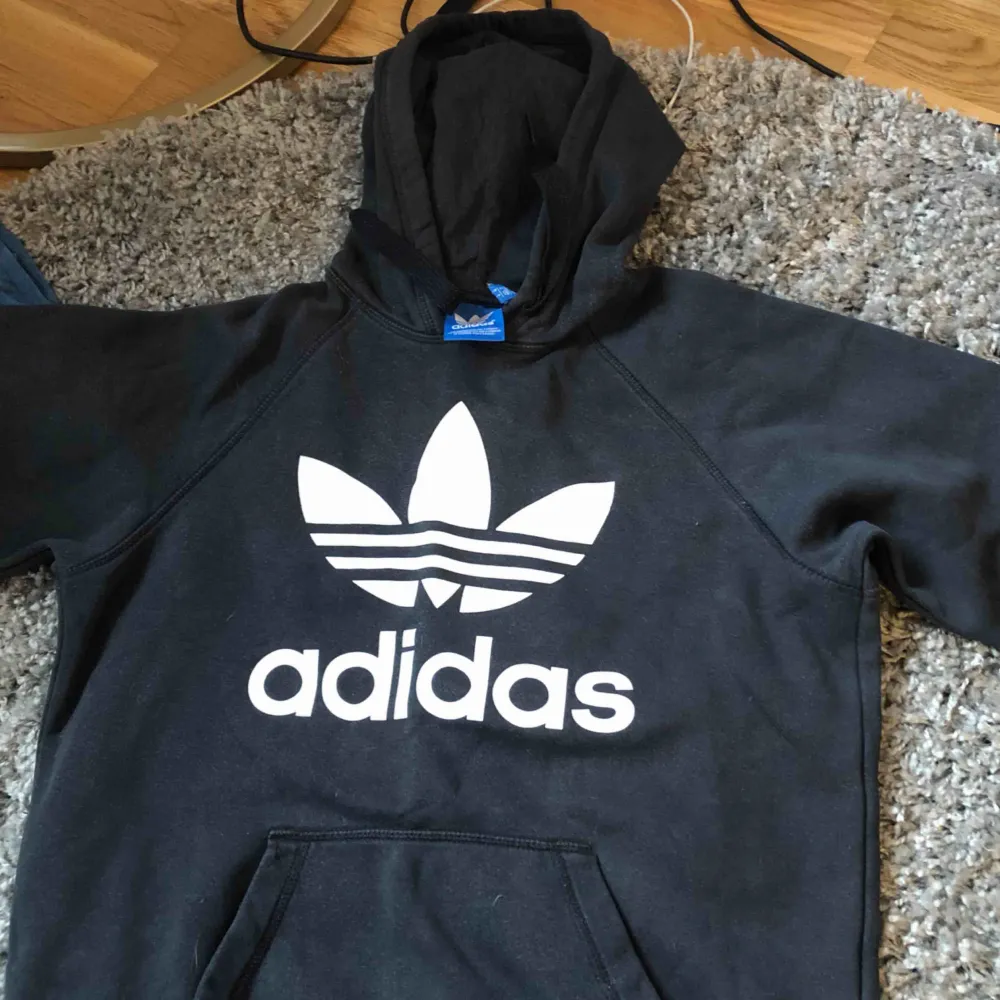Säljer denna Adidas hoodie pågrund av att den ej kommer till användning längre. Storlek S men sitter lite oversize. Är ganska urtvättad men ingenting man tänker på. 😇 Möter upp i Umeå. Annars står köpare för frakt.. Hoodies.