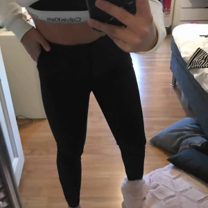  - Svarta kostymbyxor från Zara, använt en gång. Säljer för de var för stora för mig. Storlek 38, ordinarie pris 399kr, nu 60kr + frakt 50kr 