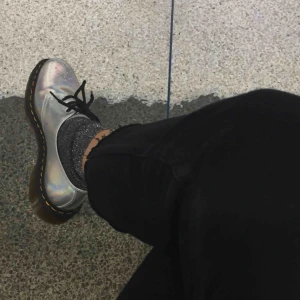  - Otroligt coola Dr. Martens, nypris 1200kr säljer för 600 men pris kan diskuteras. Använda en gång men de var tyvärr för små så kommer inte kunna använda dem igen.