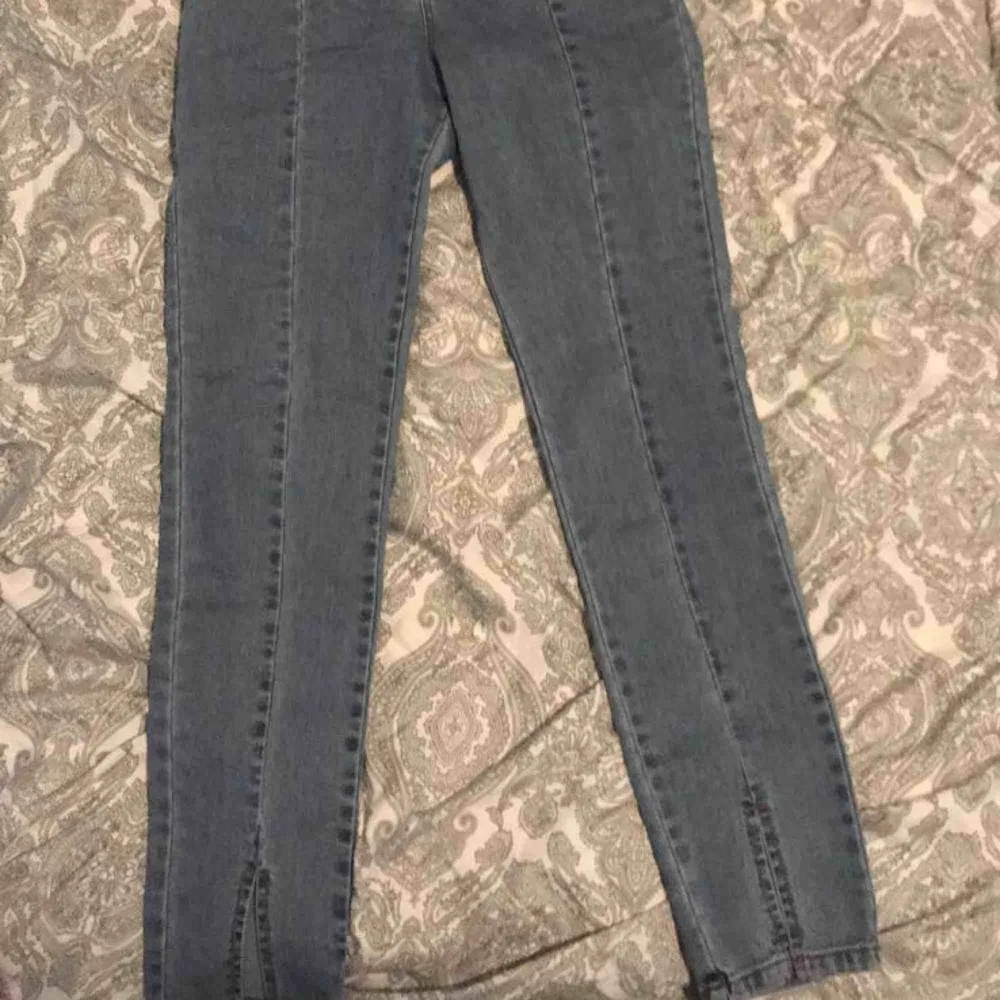 Ett par jätte fina blåa jeans från NA-KD.Hel nya och lappen sitter kvar! Nypris:249❣️Köparen står för frakt.Frakten kostar ca 60 kr. Jeans & Byxor.