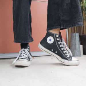  - Svarta Converse i begagnat men fint skick