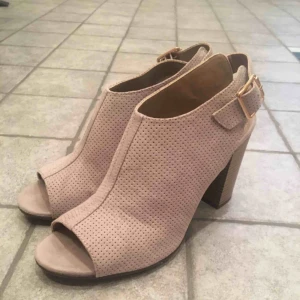  - Supersnygga grå/beiga klackar i nyskick som tyvärr är lite för små. Orginalpris är 249kr. Kan mötas i Stockholm. Skriv till mig om det är något du undrar över🌸