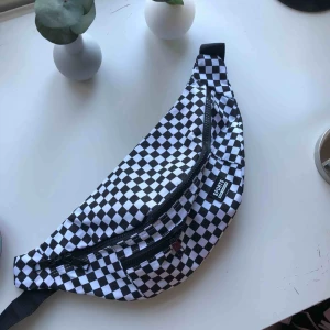  - Cool becknarväska köpt på Shein. I bra skick och aldrig använd.  Frakt ingår i priset eller så möts vi upp i Örebro. Kolla gärna in resten av min profil☀️☀️