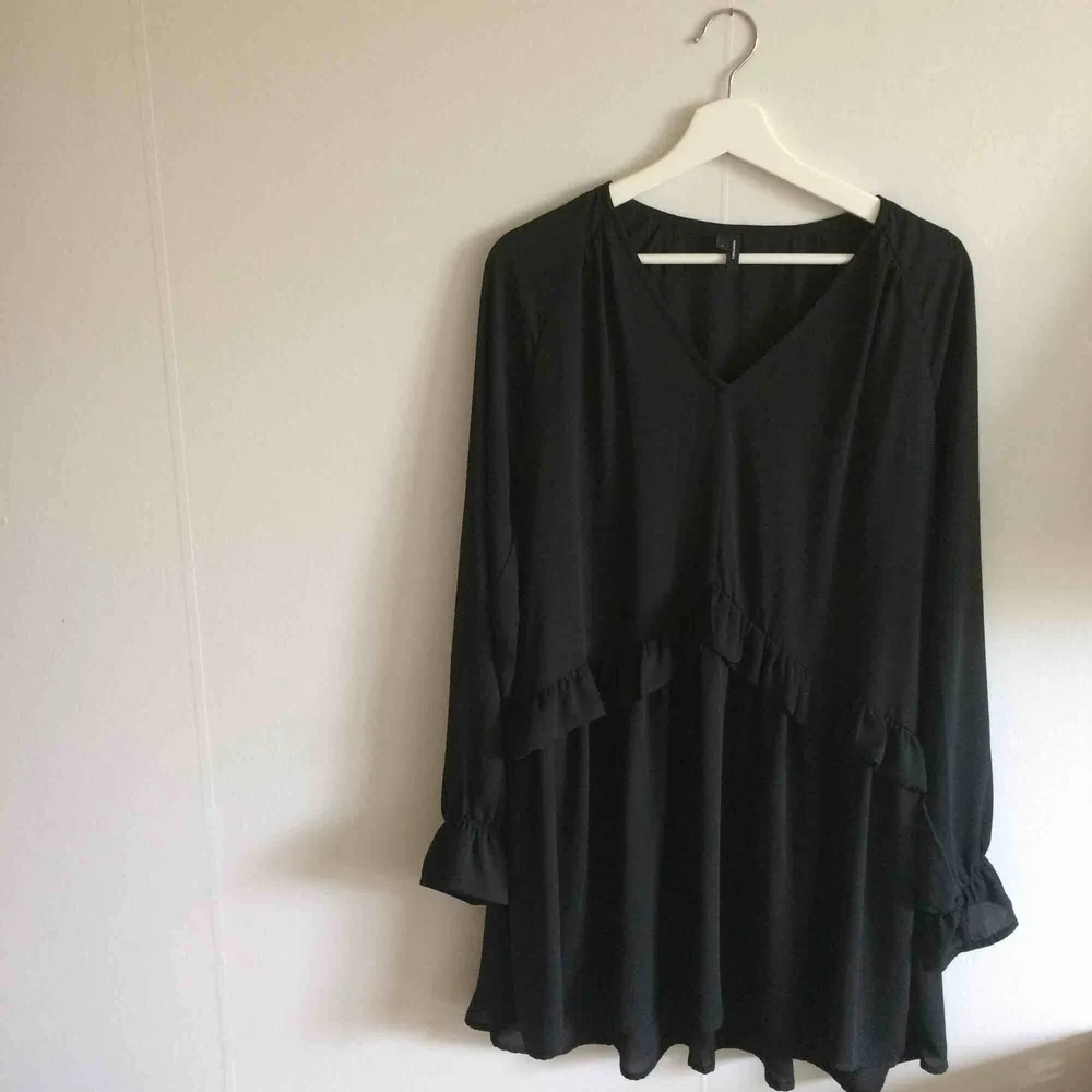 Vero Moda svart blusklänning, köpt i dec 2018, oanvänd, polyester. Blusar.