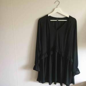 Vero Moda svart blusklänning, köpt i dec 2018, oanvänd, polyester