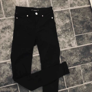  - Byxor köpt på carlings, aldrig använda endast testade! Köparen står för frakt! 