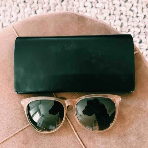  - Solglasögon från YSL Nypris: 2995 kr från Mood Details Sthlm.  Kvitto finnes! Fodral + putsduk ingår. 