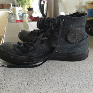  - Svarta coola converse. Pris kan diskuteras! 