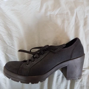 Snörade tygskor med klack  - Nästan oanvända skor med halvhög klack som är skön att gå på. Sitter väldigt fint på fötterna! Strl 39, men skulle säga att det passar en 38-38,5 snarare.   Skickar eller möts upp i Uppsala. 