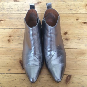 Silvriga boots från &other stories!  - Silvriga boots från &other stories! 