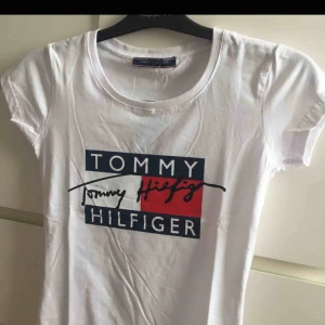  - buda gärna i kommentarerna om du är intresserad!Står på lappen att den är i storlek M men skulle nog säga att det är att den passar alla från XS-M   Aldrig använd, perfekt skick, behöver bara strykas.  Det är en fläck på min kameralins, inte tröjan 