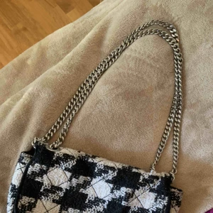  - Skitsnygg axelväska ifrån Zara som jag tyvärr måste sälja då den ej matchar mina smycken):!! Låset är lite knepigt att öppna men det är inget som syns på väskan. 