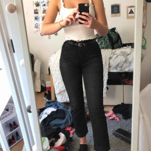  - Helt nya svarta jeans i lite momjeans stil, då dom inte är tajta längst ner. Sitter sjukt snyggt och säljer endast pågrund av att jag har för mycket jeans. 