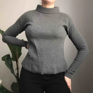  - 💌Frakt ingår!💌Fantastiskt fin tjocktröja från & other stories i storlek S • 65% bomull och 35% ull • tunt lager skumgummi i kragen • superbra skick, nypris runt 900kr