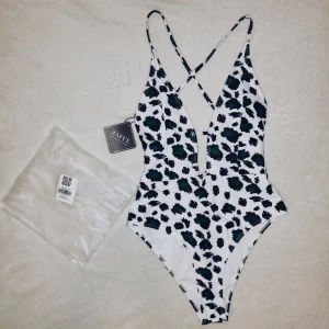  - Helt ny baddräkt från Zaful, vit med grön/svart leopardmönster. Snörning i ryggen där man kan justera den och knyta så tajt som man behöver. Sjukt snygg men tyvärr för kort för mig, är 177 lång. Storlek M men skulle säga att det är mer en S. Täcker ganska mycket av rumpan men är samtidigt ganska högt skuren i höfterna, sjukt snygg. Dubbelt tyg så den är inte genomskinlig, riktigt bra kvalitét!  Helt ny med lapp och hygienskydd kvar. 180+frakt 🐳