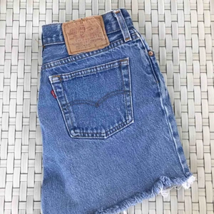  - Fina Levis shorts i storlek 36, som nog skulle passa en S/M. Säljer pga förstora, därför finns ingen bild hur dom sitter. Köparen står för frakten!
