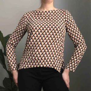  - 💌Frakt ingår!💌 Superfin blus från Zara med rutmönster och båtkrage • storlek S, lite längre i bak • perfekt till jobbet eller en solig lördag i sommar!