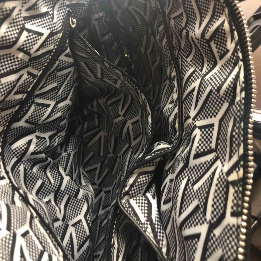 Marc New York cross body bag Color: black Great condition . Väskor.
