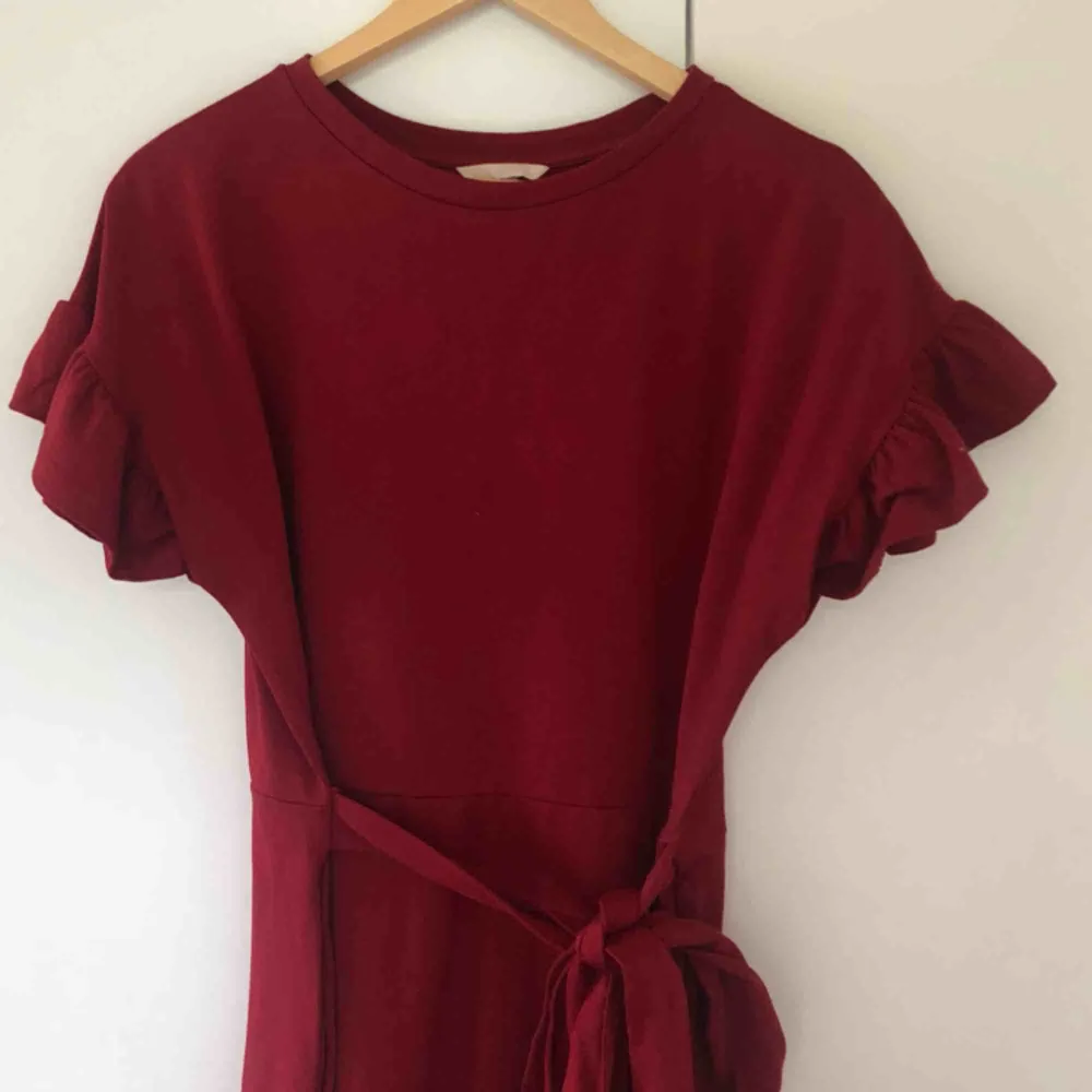 Superfin röd klänning i storlek 38 från HM. Aldrig använd, så väldigt fint skick. Köparen står för frakt. Klänningar.