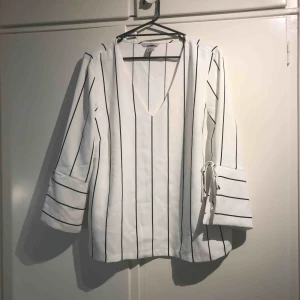  - Helt ny blus från H&M.  Knyt i ärmar
