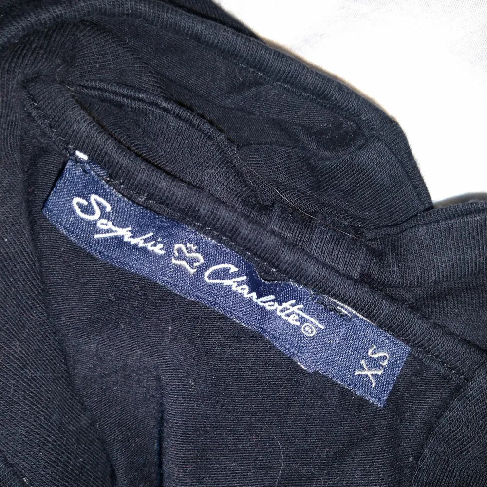 Superfin svart tröja med rosetter bak! Köpt i en butik i Italien för 200 kr. Bra skick Möter i Stockholm eller så står du för frakt.. Övrigt.