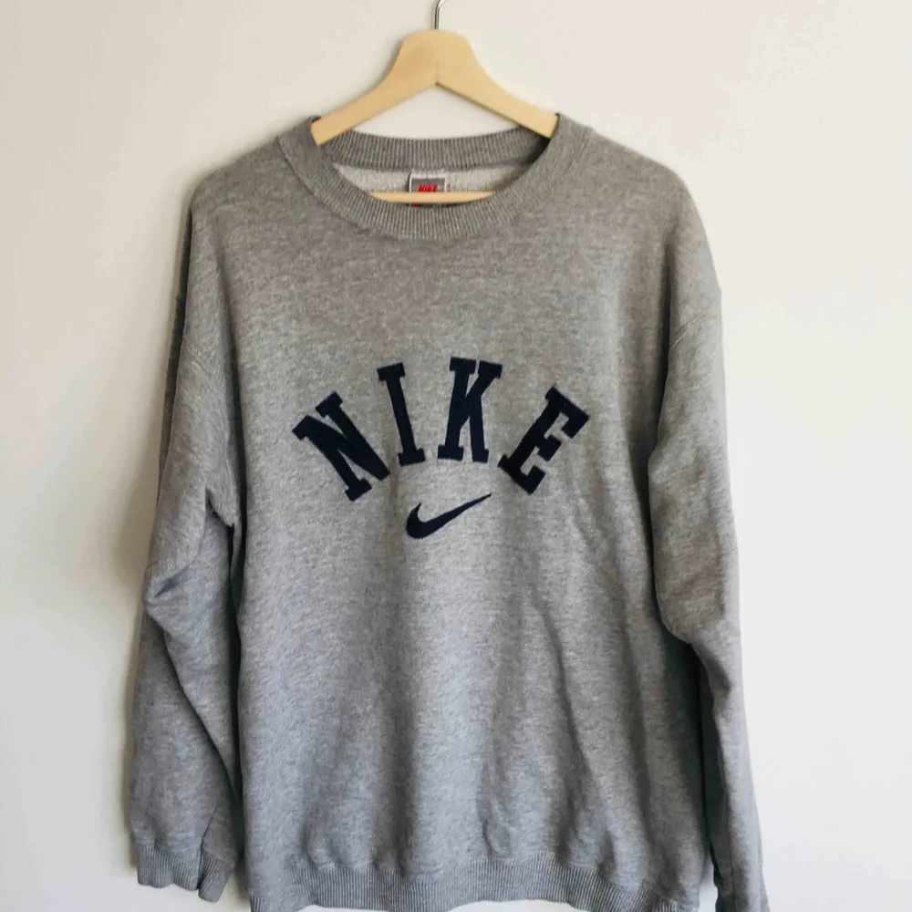 Vintage Nike tröja i storlek L. Minifläck på E:et som knappt syns. . Tröjor & Koftor.