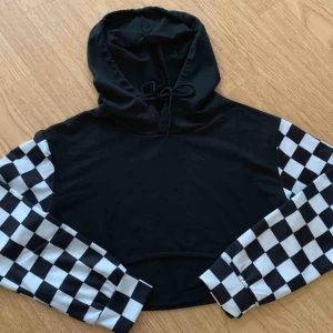  - croppad hoodie i tunnare material. helt oanvänd men tagen är borta. 