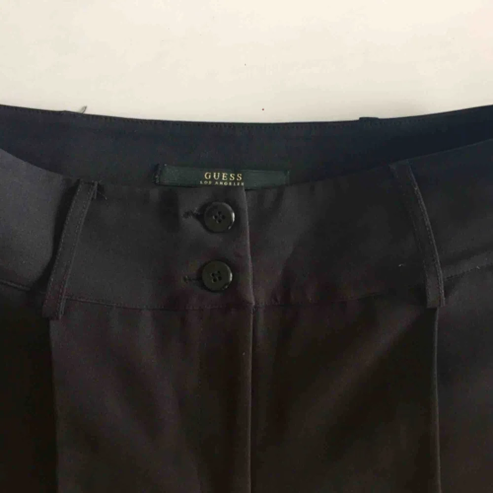 Svarta kostymbyxor från GUESS. Höga i midjan och sitter väldigt snyggt över rumpan och i midjan. Aldrig använda annat än provade. Köpta hos GUESS för 1100kr. . Jeans & Byxor.